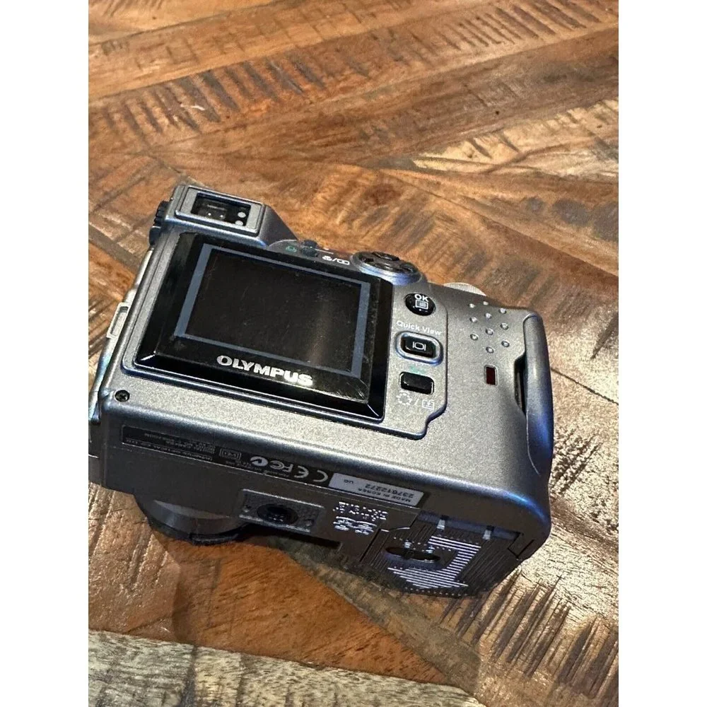 Olympus CAMEDIA C-4000 Zoom 4.0MP Digital Camera Silver With Strap For Parts